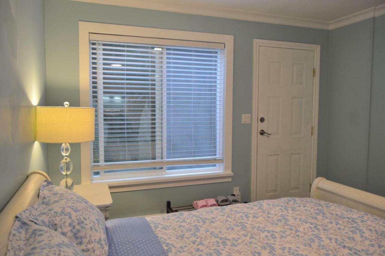 Jane'S Cozy Suite Surrey Exterior photo